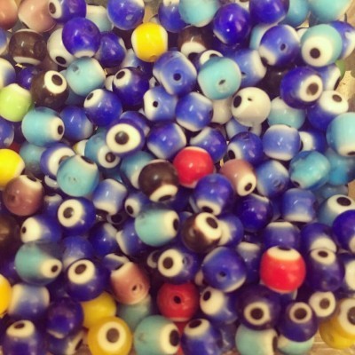 Miçangas coloridas de vidro azul com padrão de olho