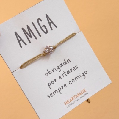 Pulseira com pedra quadrada em cartão com texto AMIGA e mensagem de agradecimento.