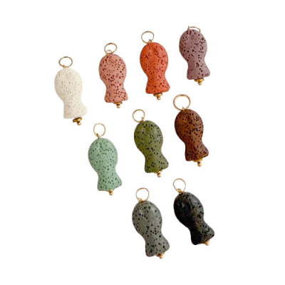 Oito pendentes coloridos com textura salpicada em forma de amendoim