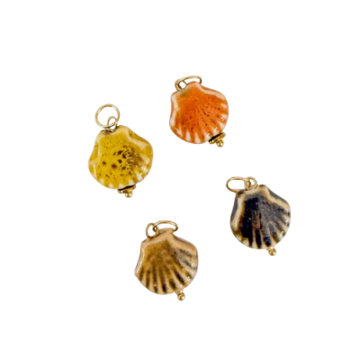 Pendentes em forma de conchas coloridas com argolas douradas