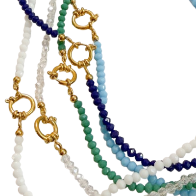 Pulseiras coloridas com contas pequenas e fecho dourado.