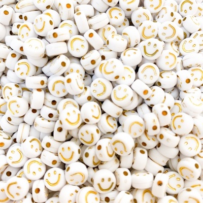 Pendentes brancos redondos com carinhas sorridentes douradas