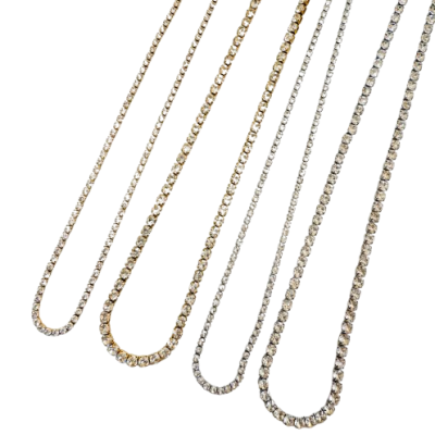 Cinco correntes finas com pedras brilhantes em dourado e prateado