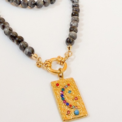 Colar com contas redondas cinzentas e castanhas com pingente dourado retangular com pedras coloridas