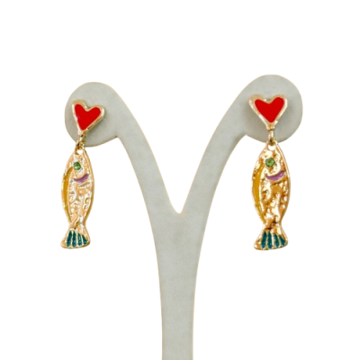 Brincos dourados com coração vermelho e peixe pendente colorido