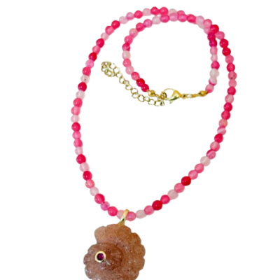 Colar com contas rosa e vermelho e pendente de flor castanha