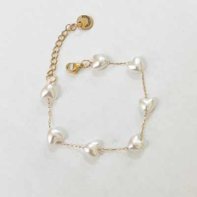 Pulseira dourada com corações brancos perolados e pendente com texto FOREVER