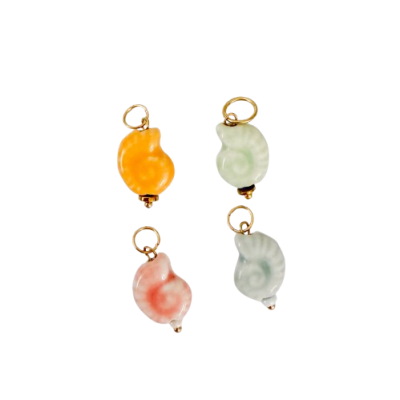 Quatro pendentes de concha coloridos com argolas douradas