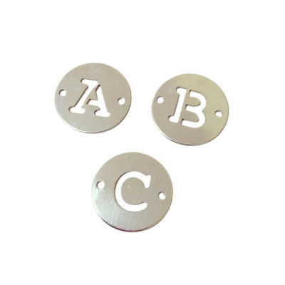 Medalhas metálicas redondas com letras A, B e C