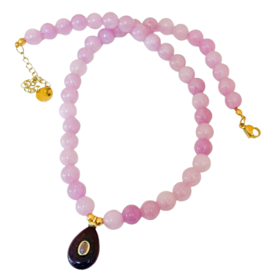 Colar com contas rosa e pendente gota roxo escuro com detalhe dourado