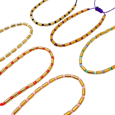 Pulseiras coloridas com contas douradas e coloridas em fundo branco