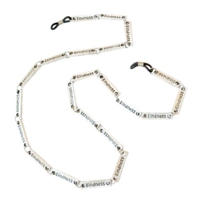Colar branco com padrão escrito KINDNESS em fundo branco
