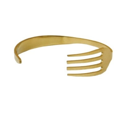 Pulseira dourada em formato de garfo em fundo branco