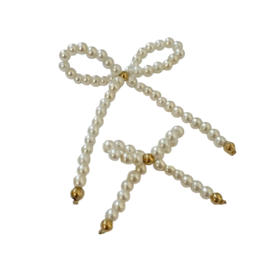 Laços de pérolas brancas com pontas douradas sobre fundo branco