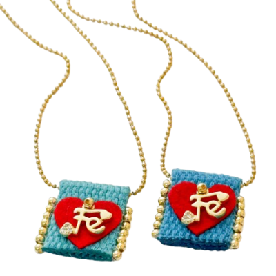 Colares dourados com pendentes quadrados azuis com coração e palavra fé em dourado