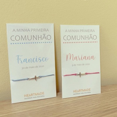 Duas pulseiras com cruz em cartão branco 'A MINHA PRIMEIRA COMUNHÃO'