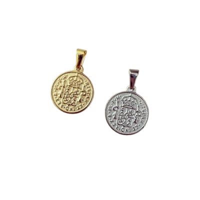 Dois pendentes redondos, um dourado e outro prateado, com padrão de escudo e texto 'SPAIN'.
