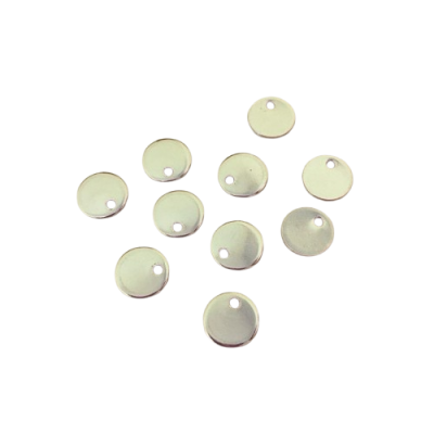 Dez placas metálicas circulares prateadas com um furo em fundo branco