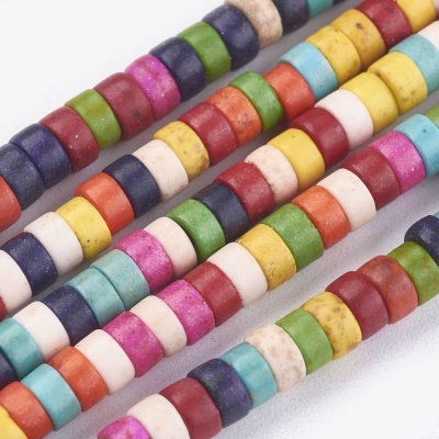 Contas coloridas cilíndricas em várias linhas sobre fundo branco.