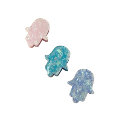 Amuletos em forma de mão rosa, azul turquesa e azul com textura marmoreada