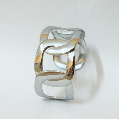 Pulseira de metal prateado com elos quadrados entrelaçados