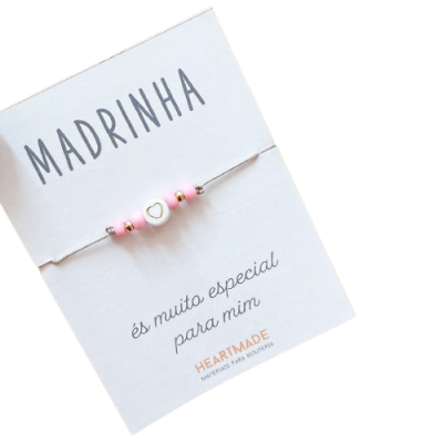 Pulseira rosa e branca com coração dourado em cartão branco com texto para madrinha