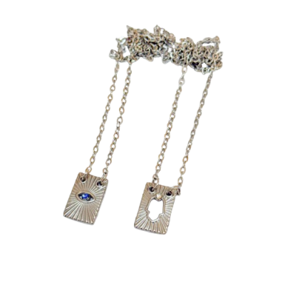 Colar prateado com pendente retangular texturado e símbolo de olho azul e recorte de rosto.