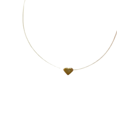 Colar com pendente de coração dourado em fio branco