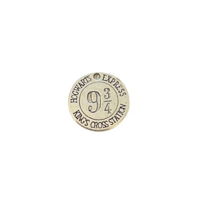 Medalha redonda metálica com gravação Hogwarts Express 9 3/4 King's Cross Station.