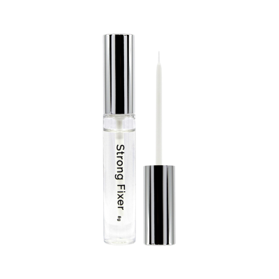Frasco transparente com líquido incolor e aplicador com tampa prateada