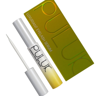Serum para pestanas Puluk com embalagem verde e frasco branco e amarelo com aplicador