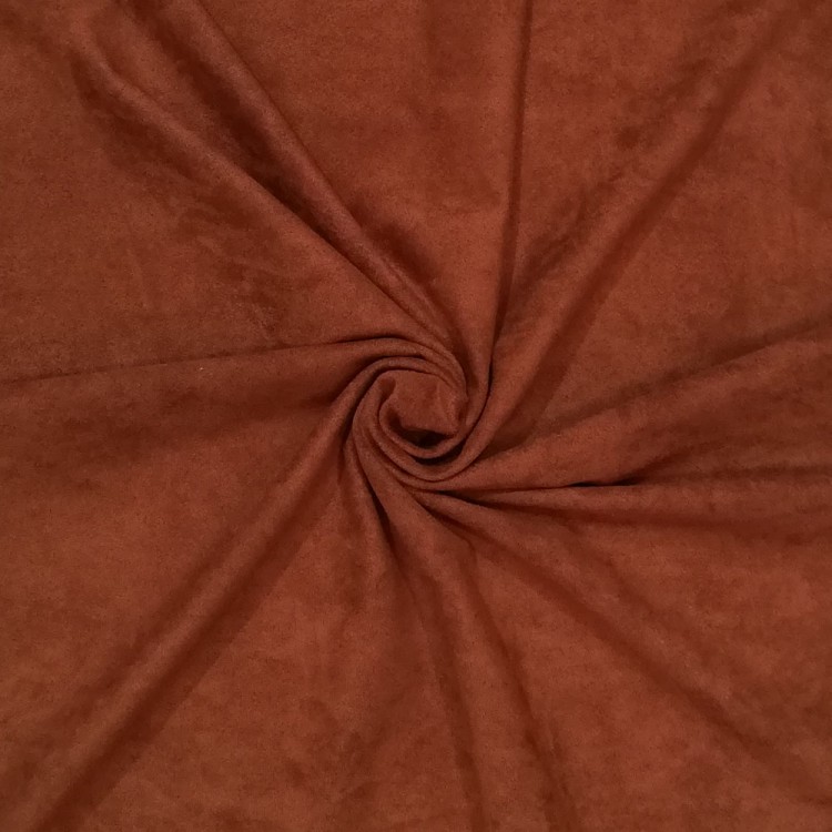 Tecido castanho avermelhado com textura aveludada em disposição enrugada