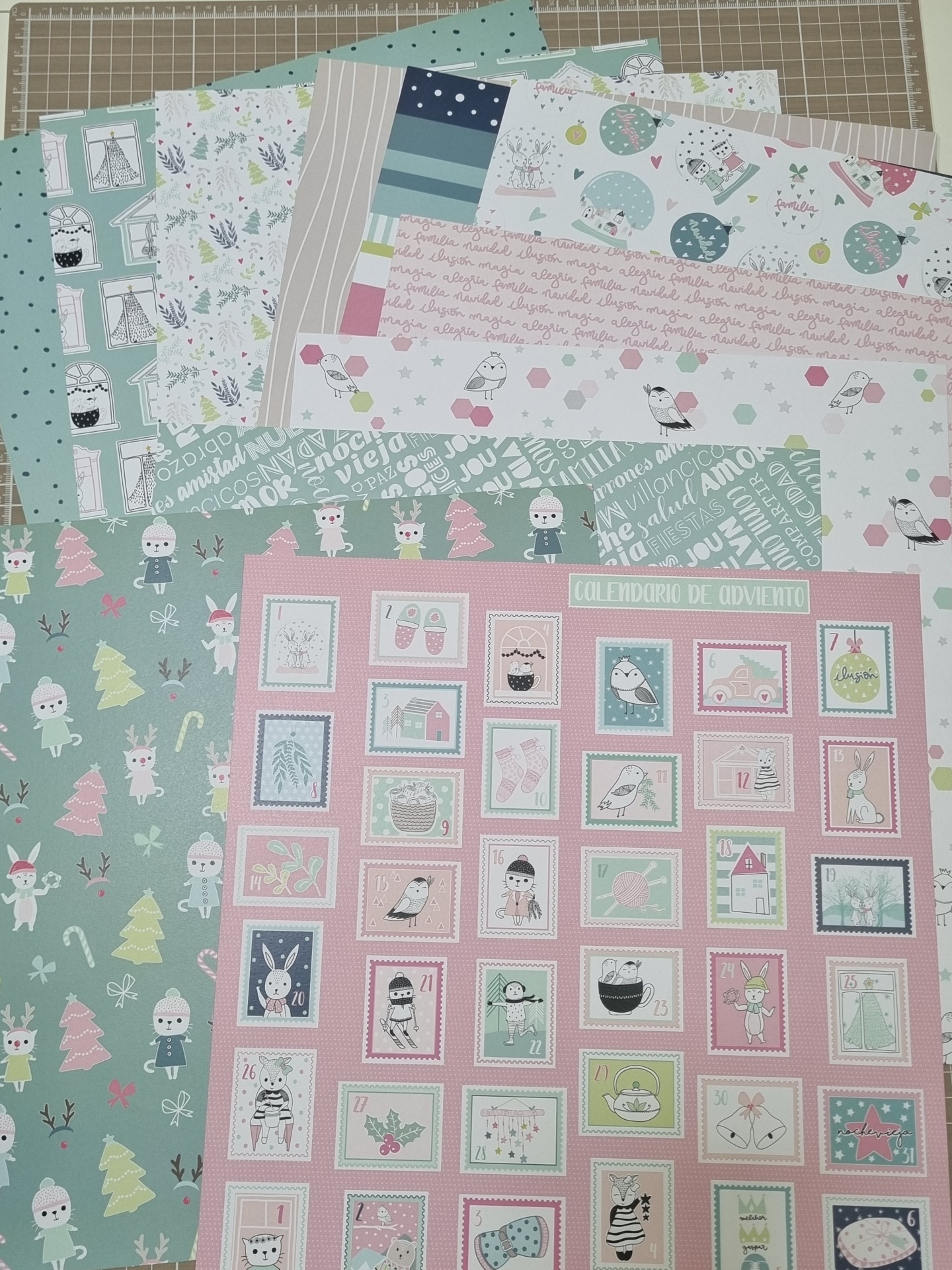 Folhas de papel decorativo de Natal com padrões e imagens coloridas em tons pastel