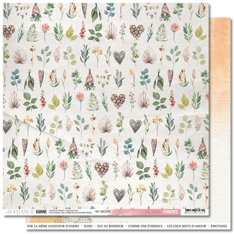 Papel decorativo floral com diferentes folhas e corações em tons pastel