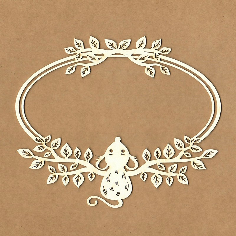 Moldura oval decorativa em madeira clara com ramos, folhas e um ratinho esculpido