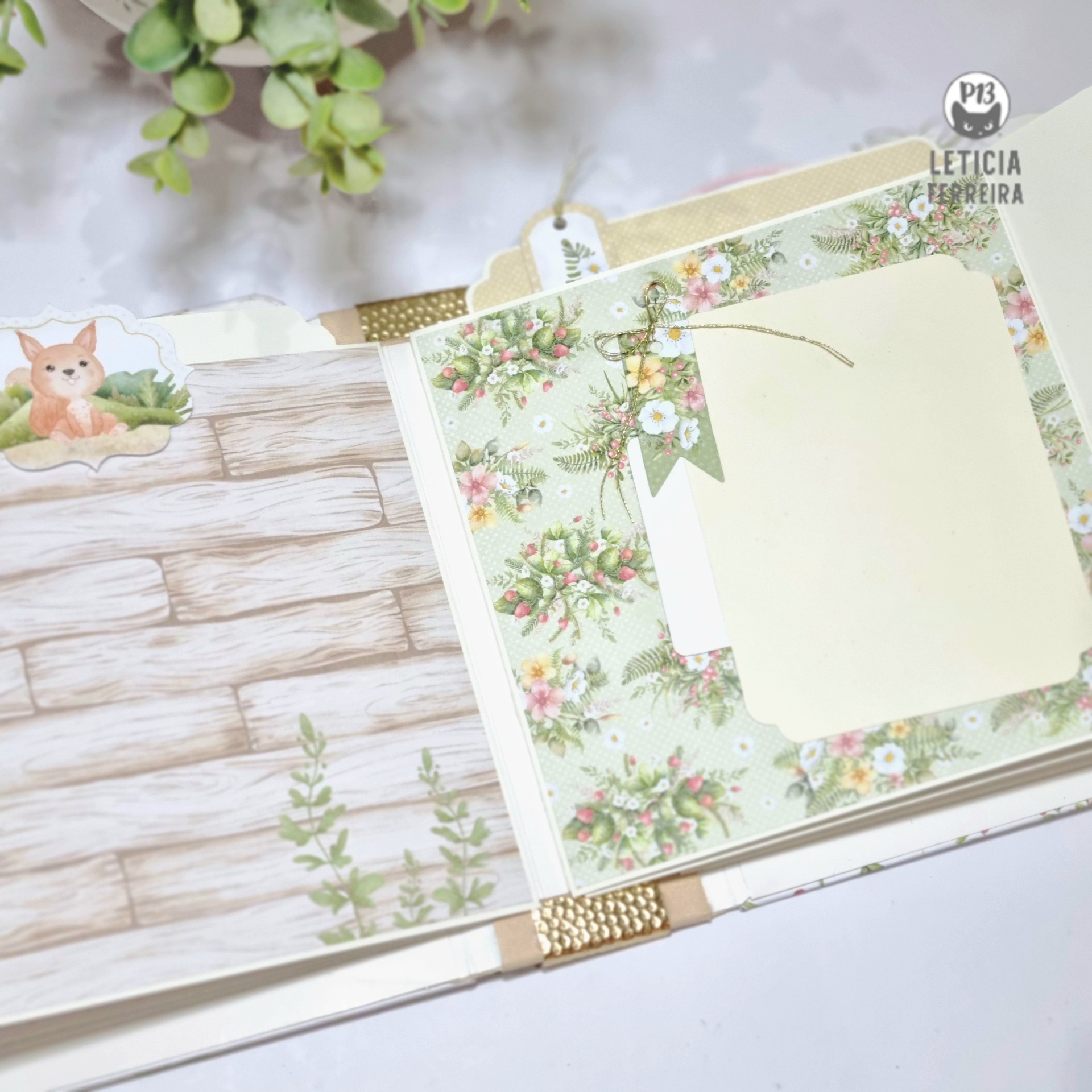 Páginas de álbum decoradas com padrões florais e madeira clara, incluindo ilustração de raposa