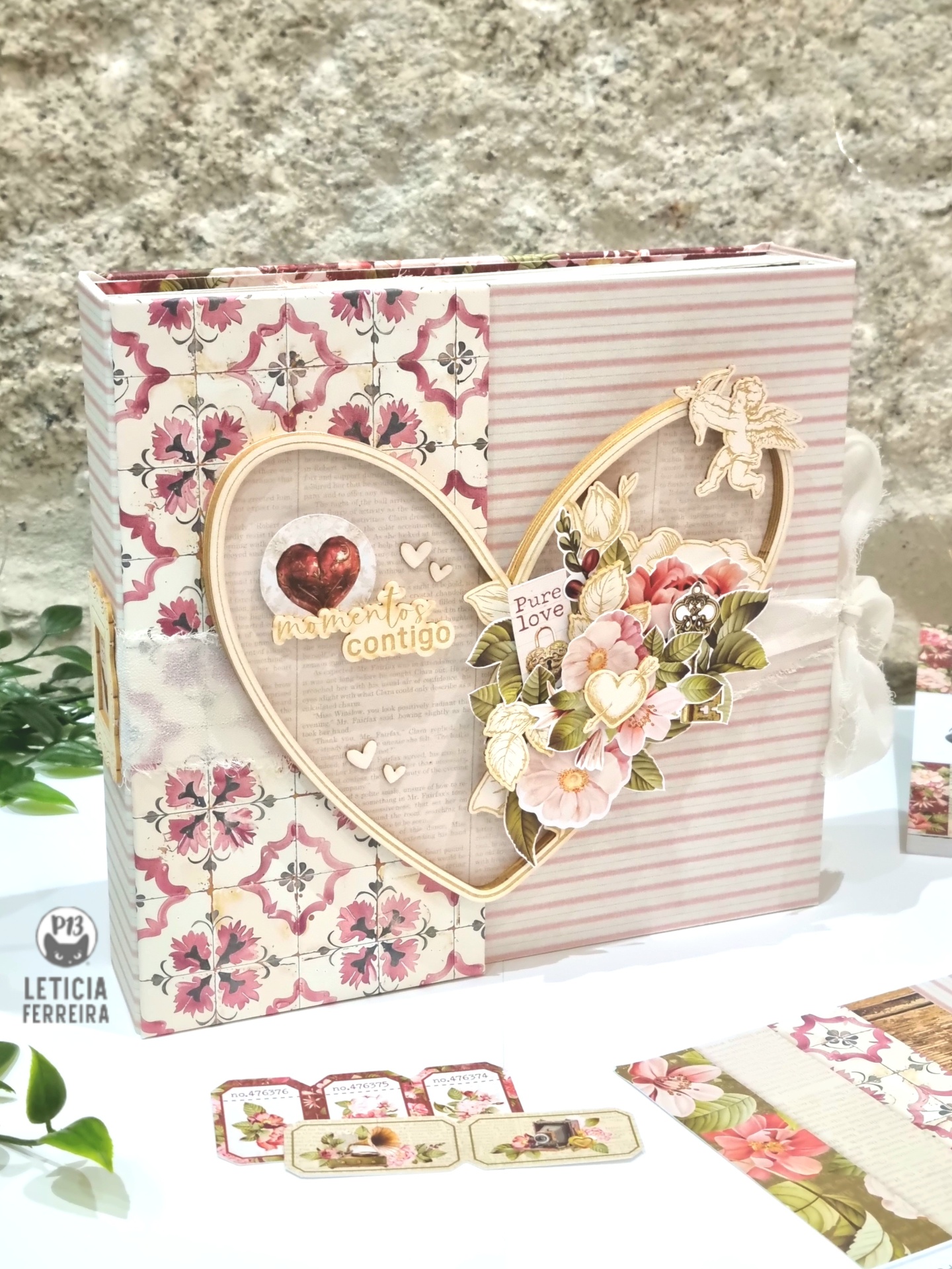 Álbum decorativo com desenho em papel floral e riscado, recortes em forma de coração com flores e textos decorativos
