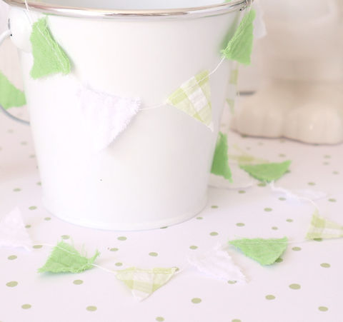 Balde branco com decoração de bandeirolas em tecido verde, branco e xadrez