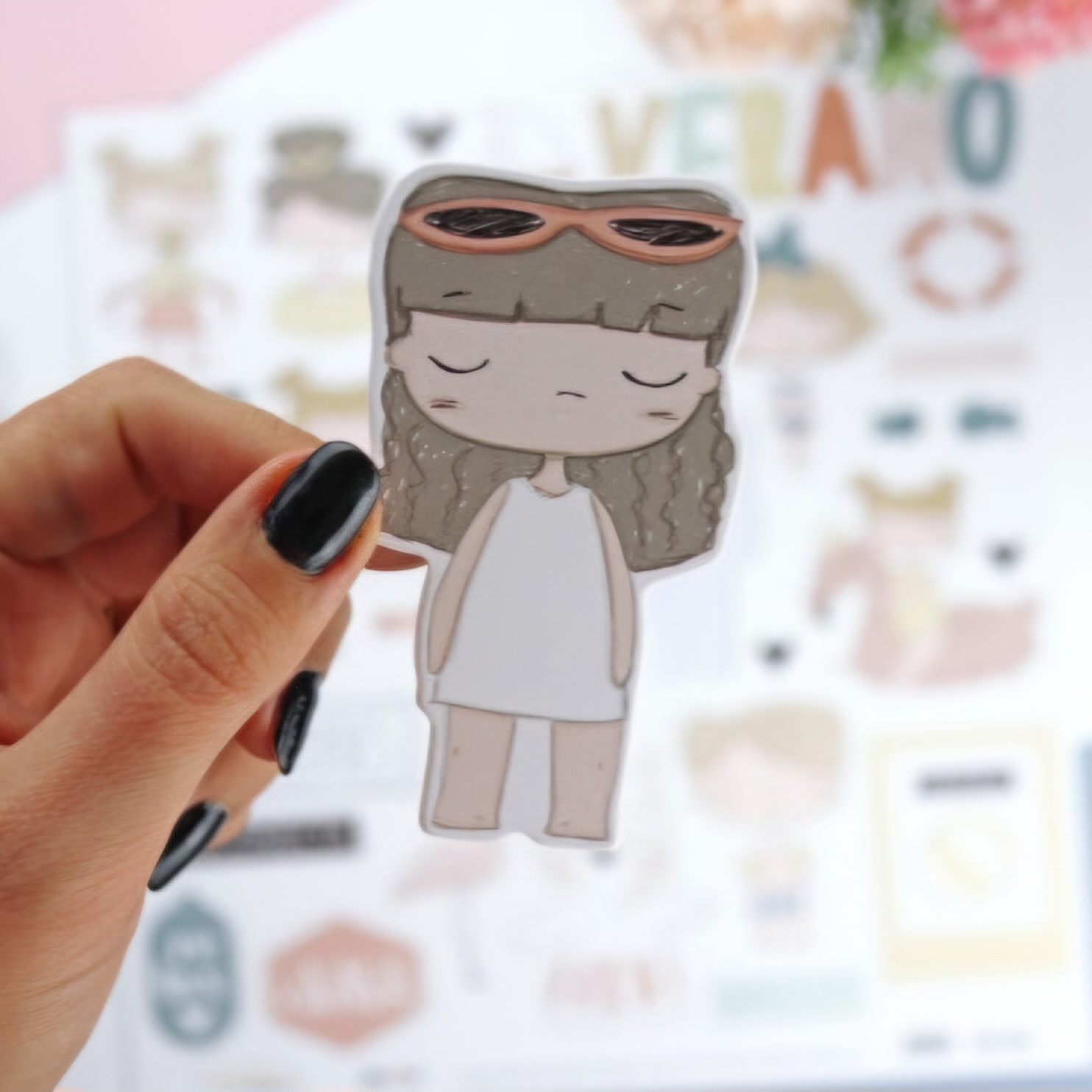 Autocolante de personagem feminina com cabelo castanho e óculos cor-de-rosa