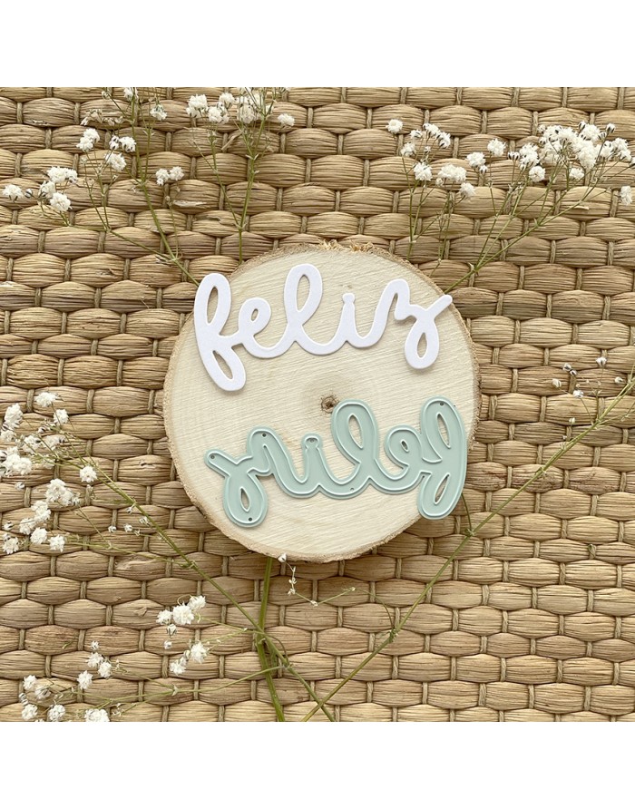 Disco de madeira com palavras decorativas felizes e grilo sobre tecido trançado com flores brancas.