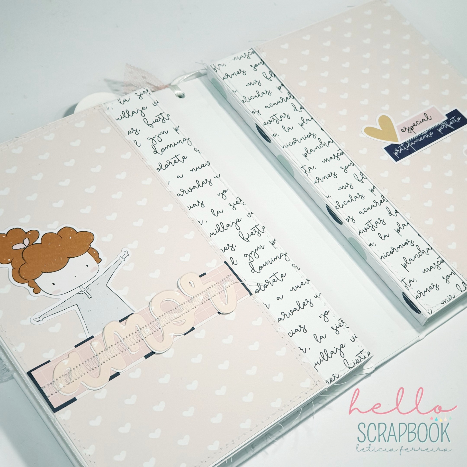 Scrapbook decorado com ilustração infantil e padrões de corações