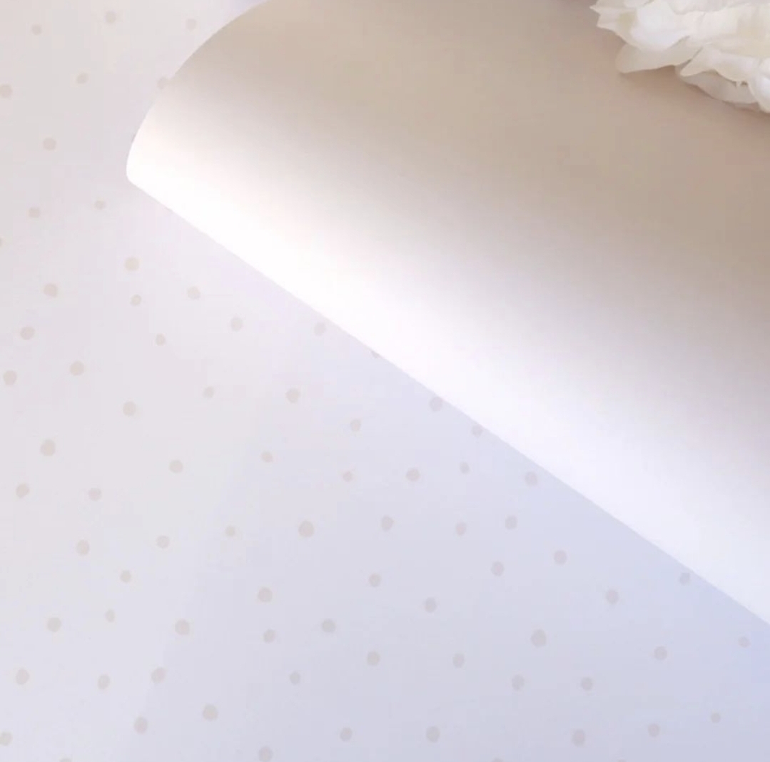 Papel de parede branco com bolinhas bege claras