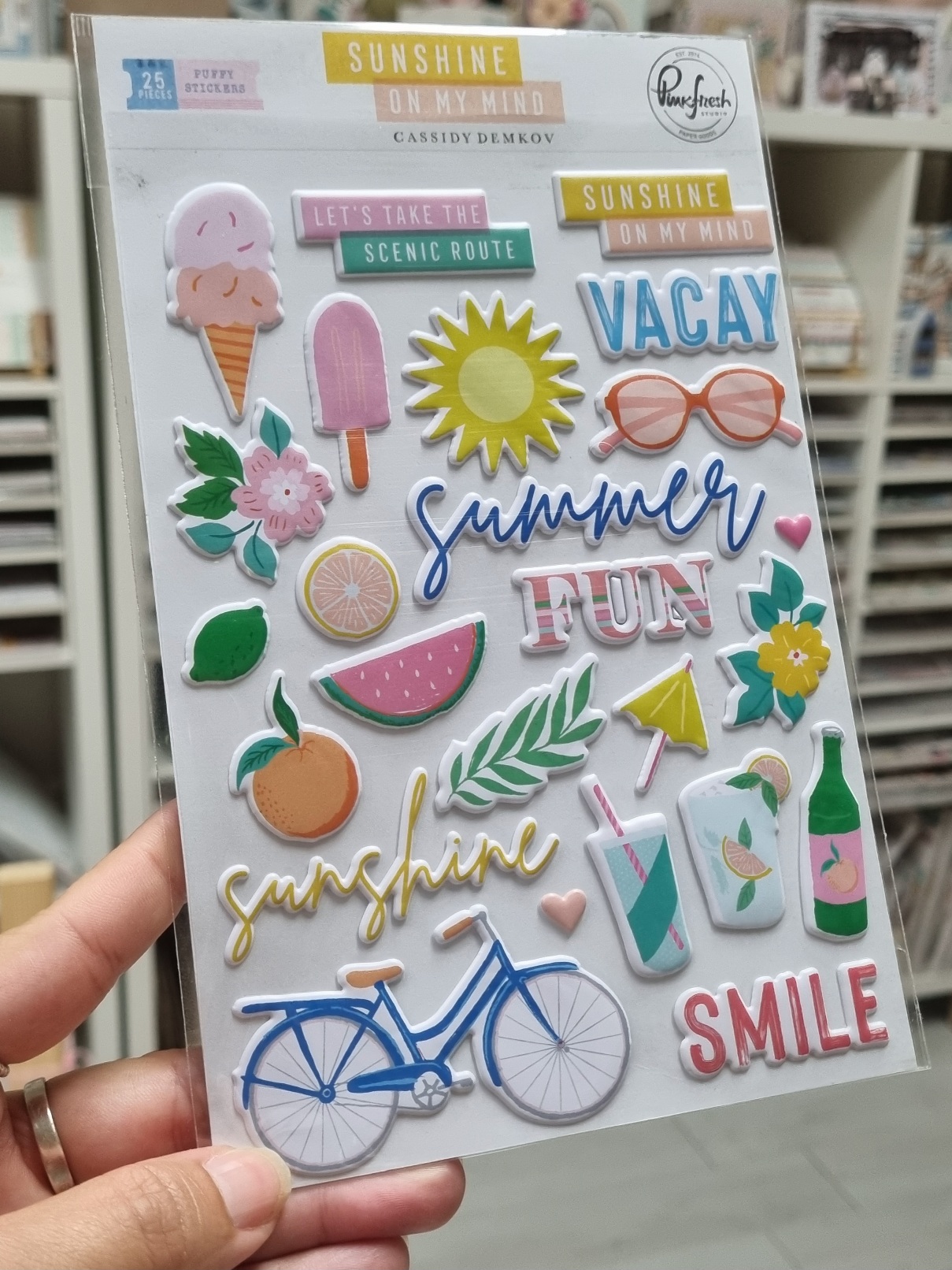 Autocolantes em relevo com ilustrações de verão, frutas e palavras em inglês.