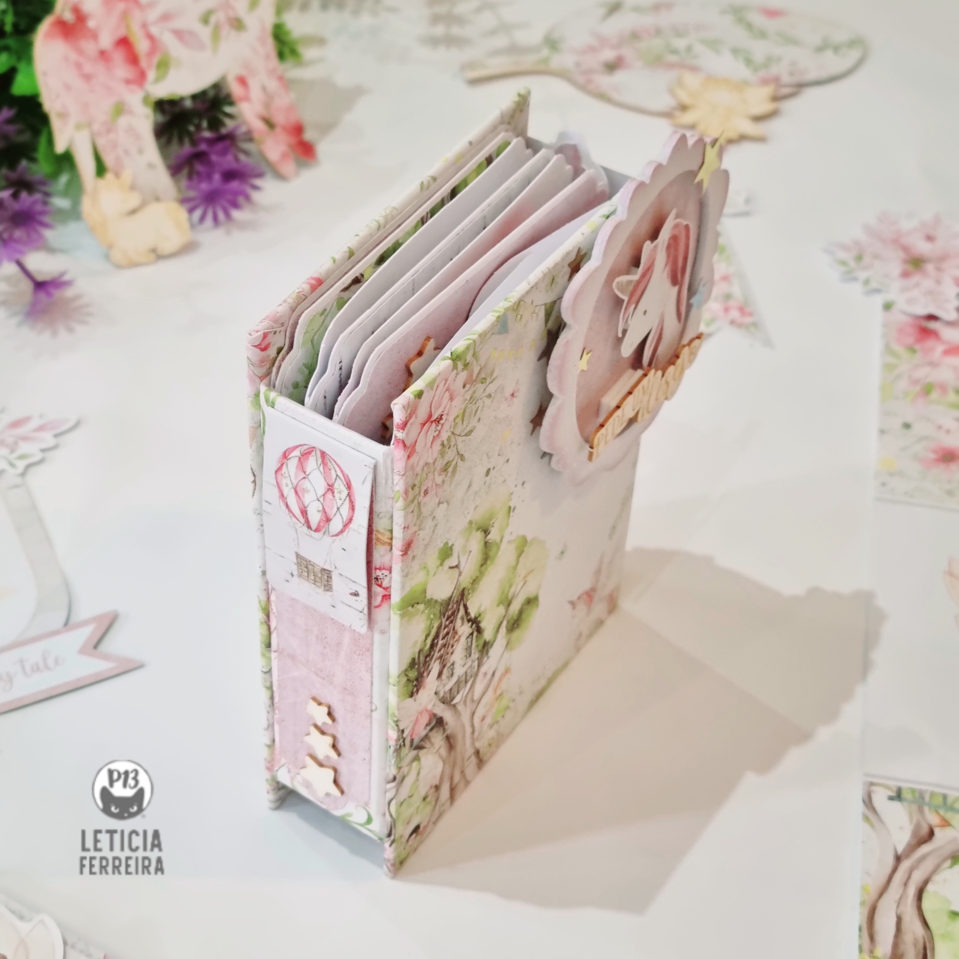 Álbum de scrapbook com capa floral e páginas espessas em fundo branco