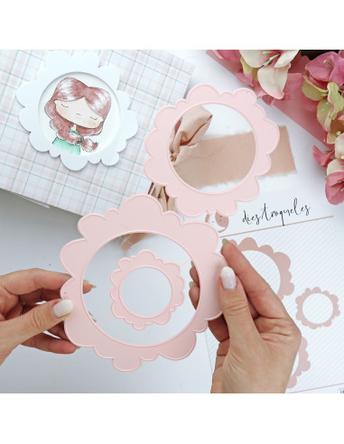 Moldes de corte florais cor-de-rosa para scrapbooking com álbum e flores ao fundo