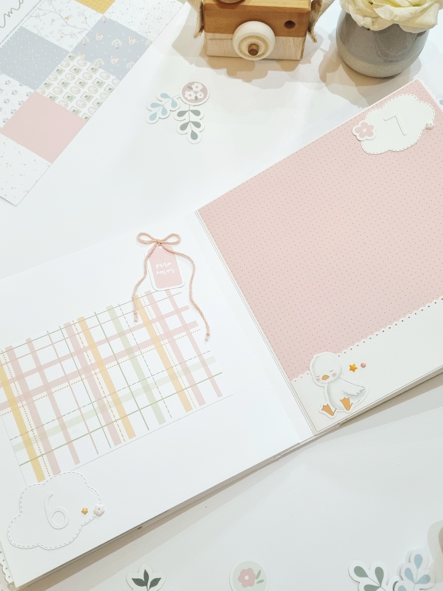 Página de álbum de scrapbook com decoração em tons pastel e ilustrações de pato e flores