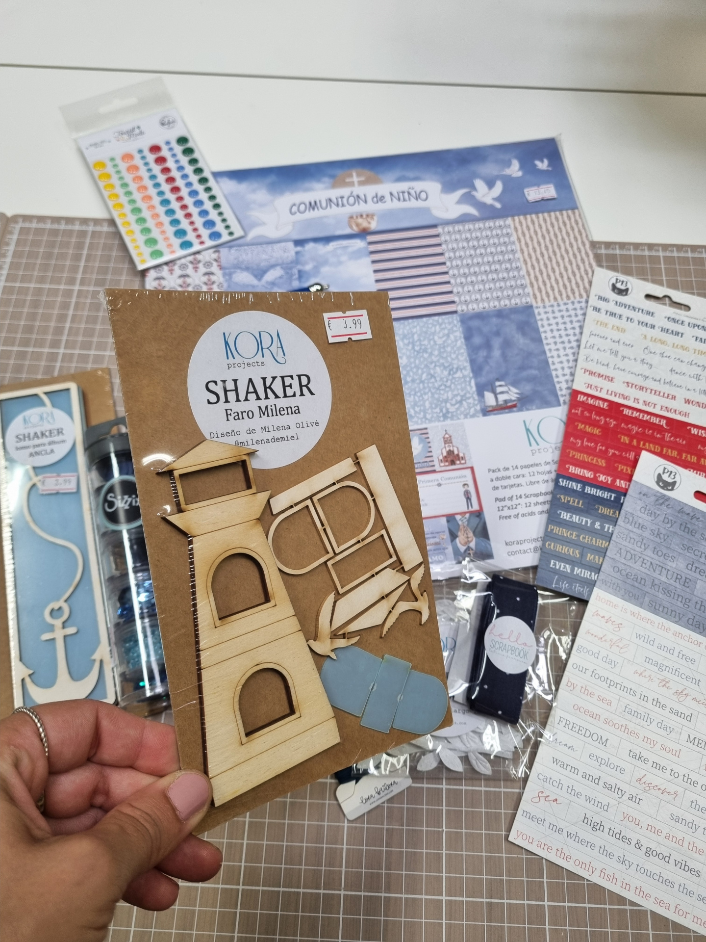 Conjunto de material para scrapbook com farol de madeira KORA, papel temático de comunhão, autocolantes coloridos e etiquetas com texto em inglês.