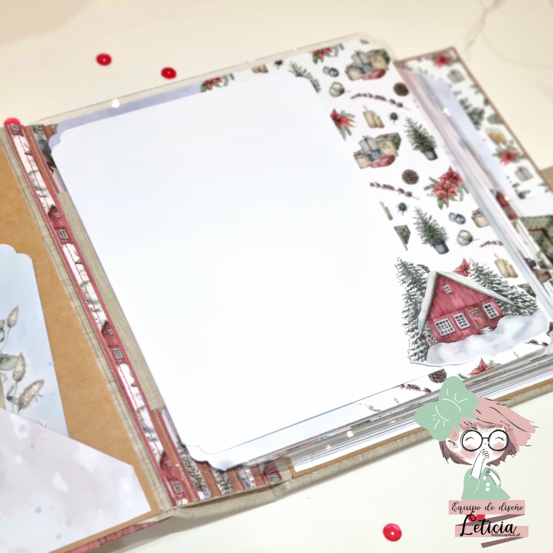 Álbum de fotos aberto com decoração natalícia em páginas