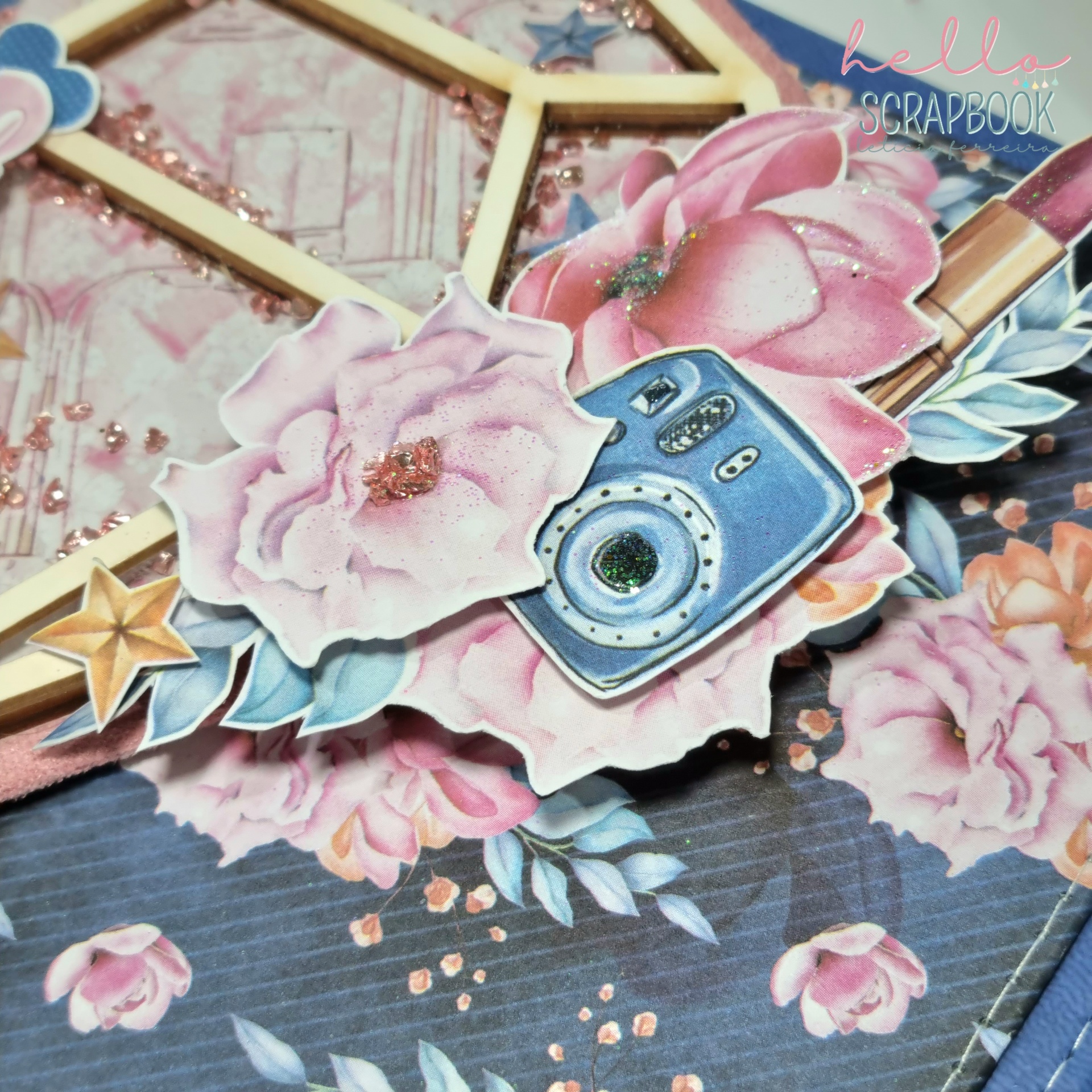 Cartão decorado com flores cor-de-rosa, câmara azul e elementos de madeira