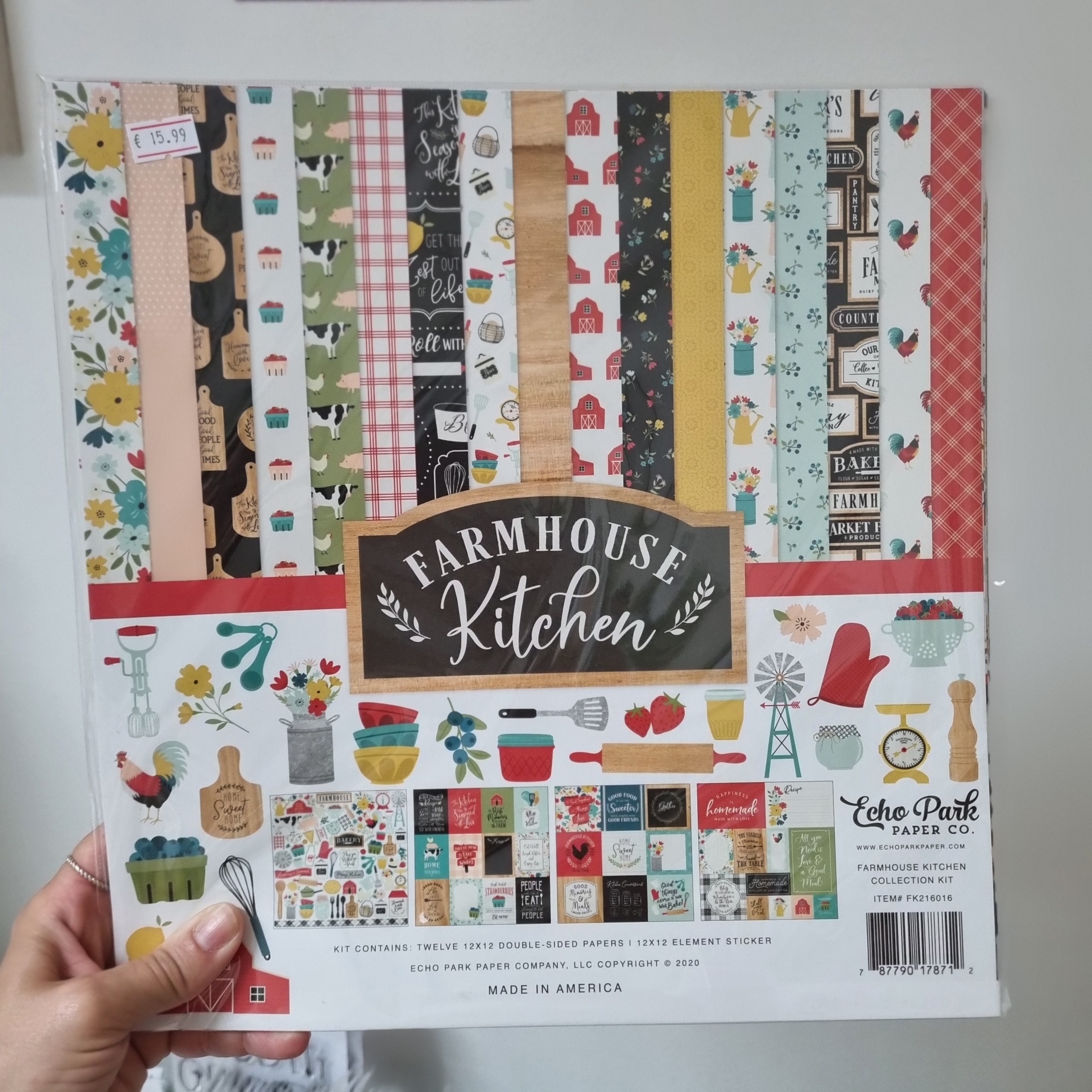 Kit de papel Farmhouse Kitchen para scrapbooking com padrões de cozinha e fazenda em várias cores e autocolantes.
